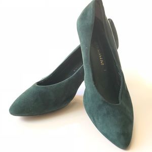 On trend Vintage suede pumps